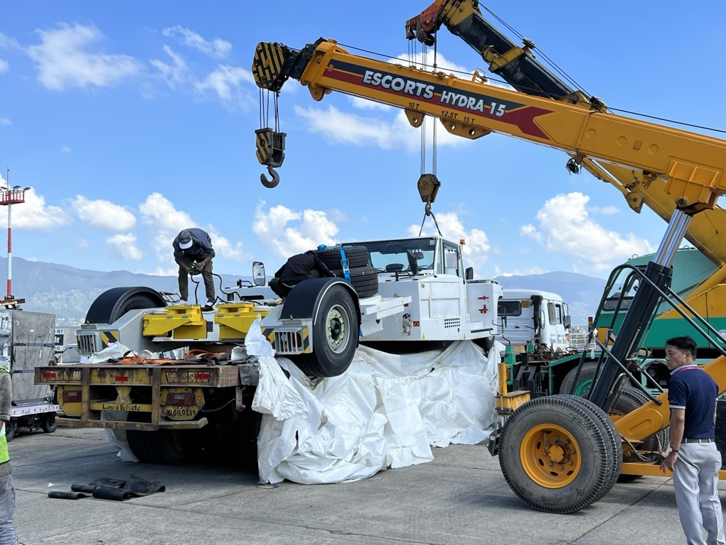 Towbarless Aircraft Tractor (Capacity 300T)